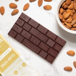 Chocolate keto vegano con mct – almendra crujiente 80g