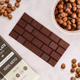 Chocolate keto vegano con mct – avellana caramelizada 80g